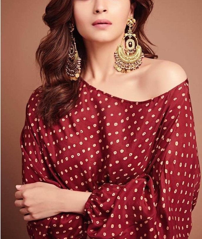 what jewellery to wear with off shoulder dress Holiday Party Style: Glam Off The Shoulder Gown